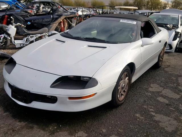 2G1FP32K8T2163173 - 1996 CHEVROLET CAMARO BAS WHITE photo 2