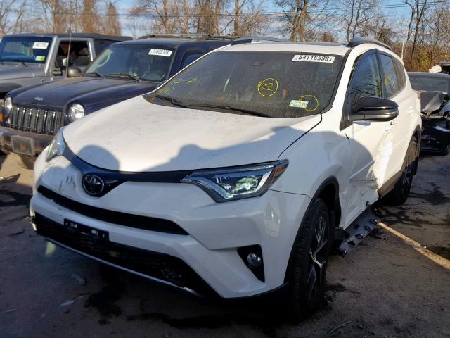 JTMJFREV8JJ739995 - 2018 TOYOTA RAV4 SE WHITE photo 2