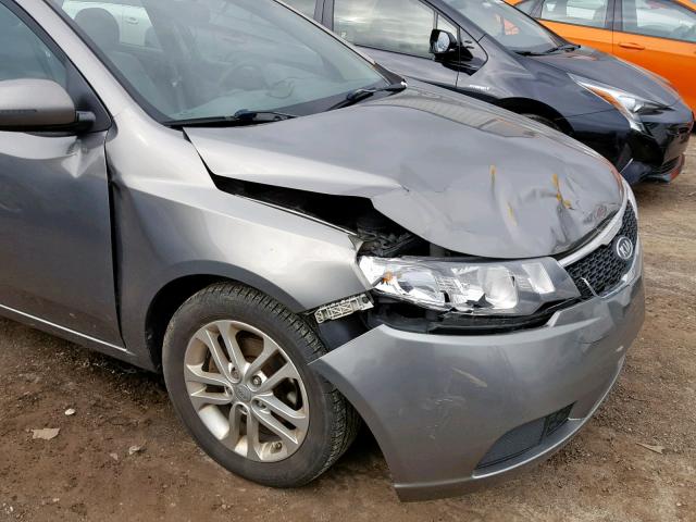 KNAFU4A24B5392943 - 2011 KIA FORTE EX GRAY photo 9