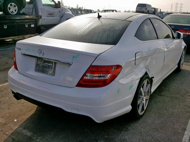 WDDGJ4HB9DG003278 - 2013 MERCEDES-BENZ C250 WHITE photo 4