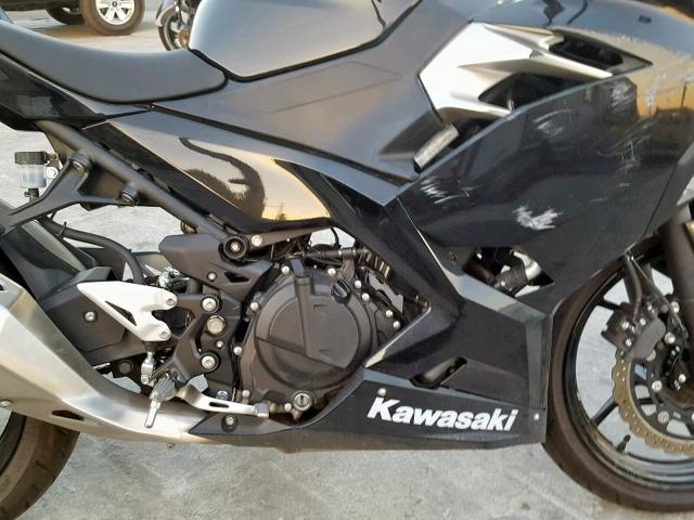 JKAEXKG14JDA08038 - 2018 KAWASAKI EX400 BLACK photo 9