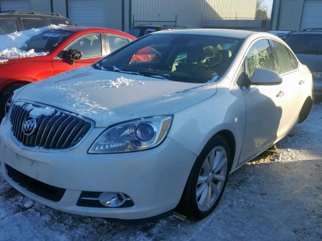 1G4PP5SKXD4161083 - 2013 BUICK VERANO WHITE photo 2