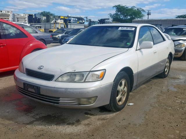 JT8BF28G5W0096042 - 1998 LEXUS ES 300 WHITE photo 2