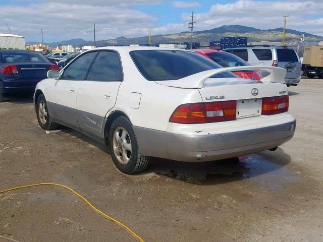 JT8BF28G5W0096042 - 1998 LEXUS ES 300 WHITE photo 3