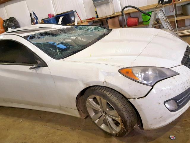 KMHHU6KH7AU016490 - 2010 HYUNDAI GENESIS CO WHITE photo 9