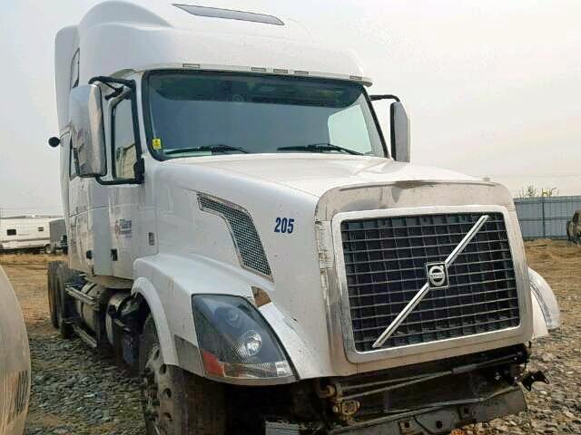 4V4NC9EJ8DN132469 - 2013 VOLVO VN VNL WHITE photo 1