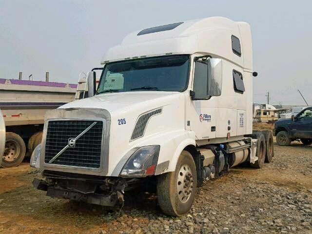 4V4NC9EJ8DN132469 - 2013 VOLVO VN VNL WHITE photo 2