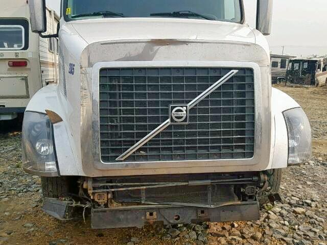 4V4NC9EJ8DN132469 - 2013 VOLVO VN VNL WHITE photo 7