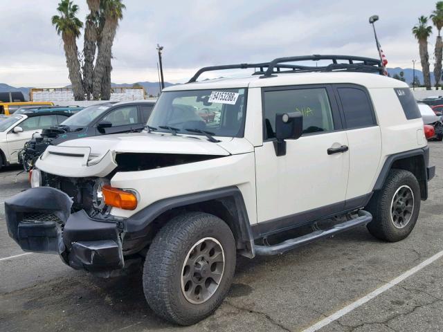 JTEBU4BF6DK149119 - 2013 TOYOTA FJ CRUISER WHITE photo 2