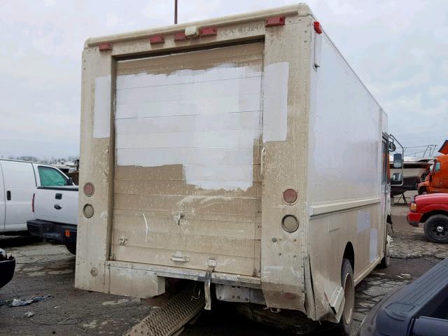 4UZAANBWX2CJ99720 - 2002 FREIGHTLINER CHASSIS M WHITE photo 4