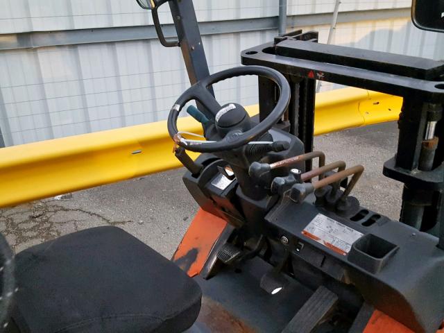 70306 - 2001 TOYOTA FORKLIFT ORANGE photo 5