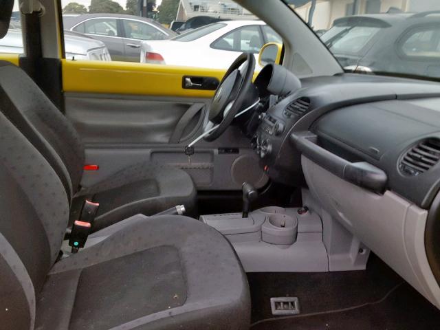 3VWBK21C52M425539 - 2002 VOLKSWAGEN NEW BEETLE 黄色 照片 5