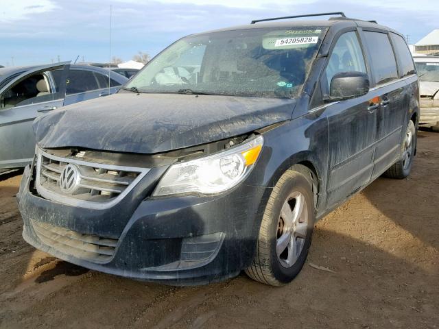 2V4RW3DG8BR717484 - 2011 VOLKSWAGEN ROUTAN SE CHARCOAL photo 2