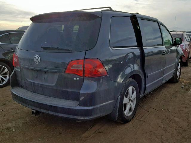 2V4RW3DG8BR717484 - 2011 VOLKSWAGEN ROUTAN SE CHARCOAL photo 4