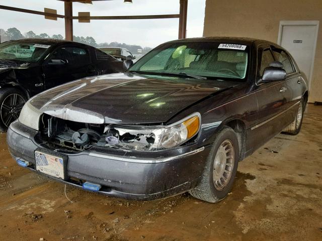 1LNFM81W2WY660451 - 1998 LINCOLN TOWN CAR E CHARCOAL photo 2