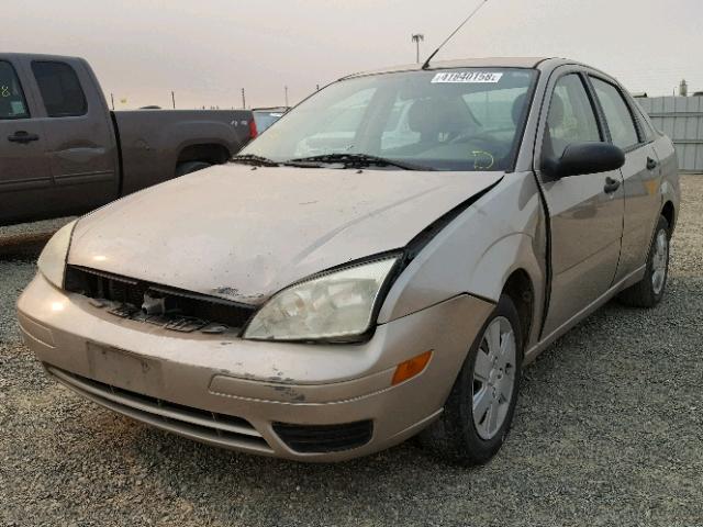 1FAFP34N46W189681 - 2006 FORD FOCUS ZX4 GOLD photo 2