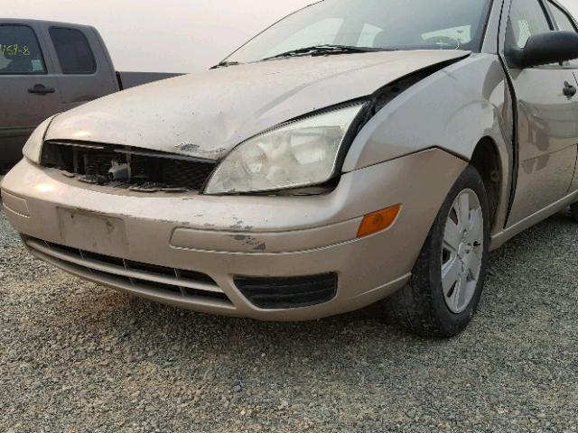 1FAFP34N46W189681 - 2006 FORD FOCUS ZX4 GOLD photo 9