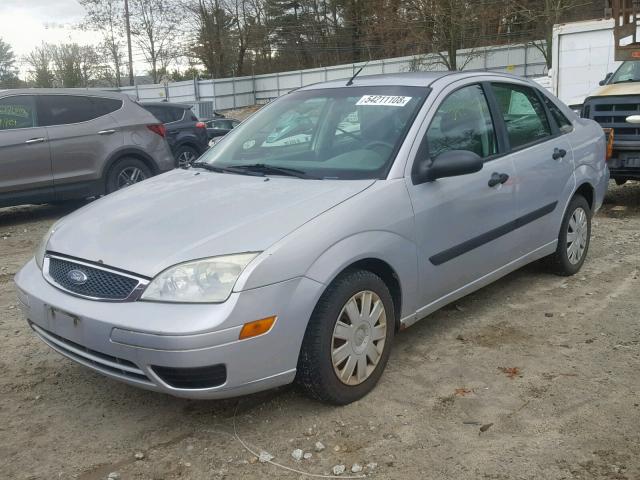 1FAFP34N35W128983 - 2005 FORD FOCUS ZX4 SILVER photo 2