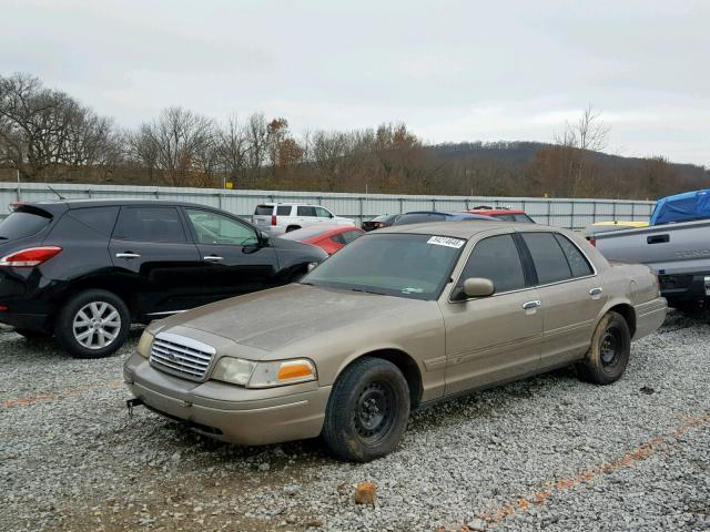 2FAFP71W02X110252 - 2002 FORD CROWN VICT TAN photo 2