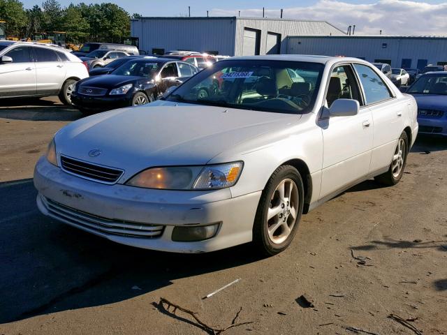 JT8BF28G910325847 - 2001 LEXUS ES 300 WHITE photo 2