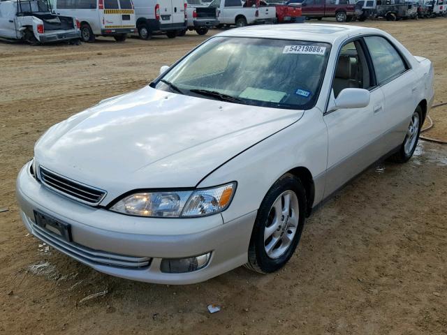 JT8BF28G715112933 - 2001 LEXUS ES 300 WHITE photo 2