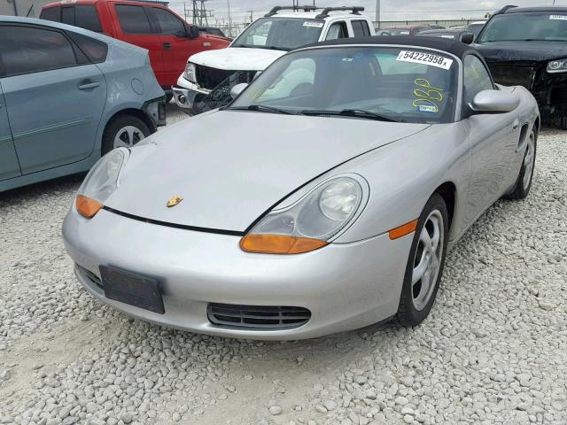 WP0CA2988YU623756 - 2000 PORSCHE BOXSTER SILVER photo 2