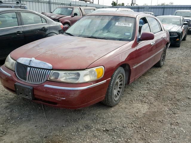 1LNFM83W0WY654631 - 1998 LINCOLN TOWN CAR C MAROON photo 2