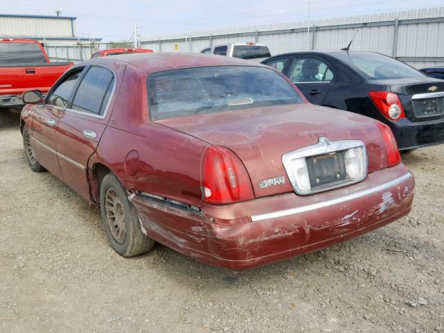 1LNFM83W0WY654631 - 1998 LINCOLN TOWN CAR C MAROON photo 3