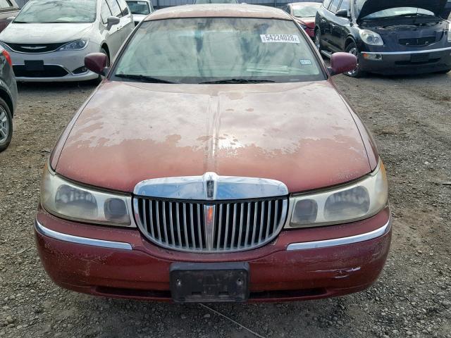 1LNFM83W0WY654631 - 1998 LINCOLN TOWN CAR C MAROON photo 9