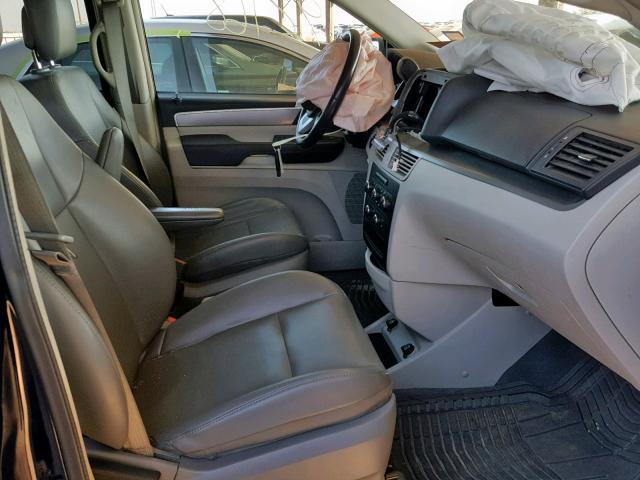 2C4RVABG9CR276468 - 2012 VOLKSWAGEN ROUTAN SE BLUE photo 5