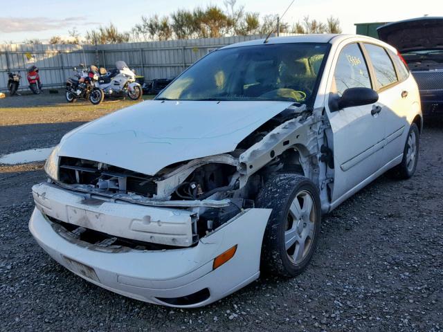 3FAFP37N15R108875 - 2005 FORD FOCUS ZX5 WHITE photo 2