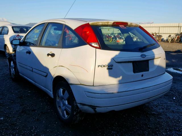 3FAFP37N15R108875 - 2005 FORD FOCUS ZX5 WHITE photo 3