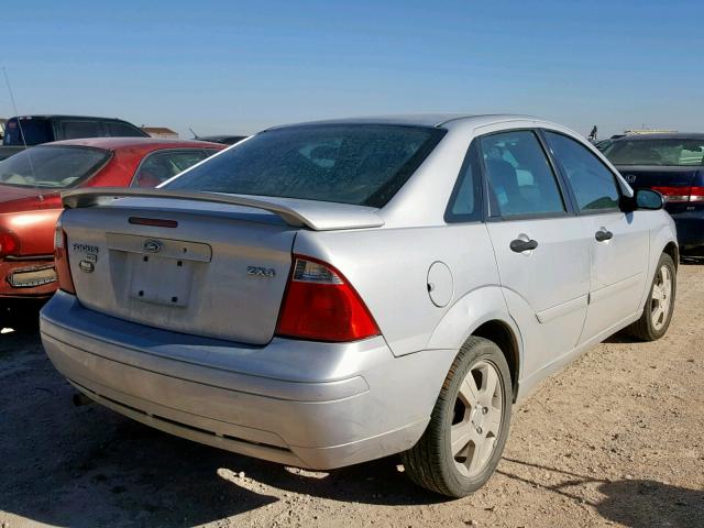 1FAFP34N35W242403 - 2005 FORD FOCUS ZX4 SILVER photo 4