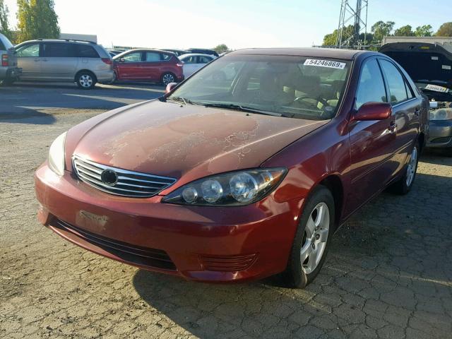 4T1BE30K85U040092 - 2005 TOYOTA CAMRY LE RED photo 2