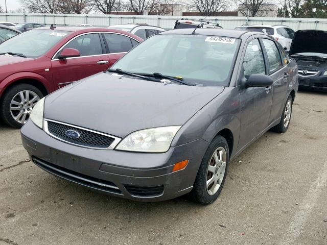 1FAFP34N25W312750 - 2005 FORD FOCUS ZX4 GRAY photo 2