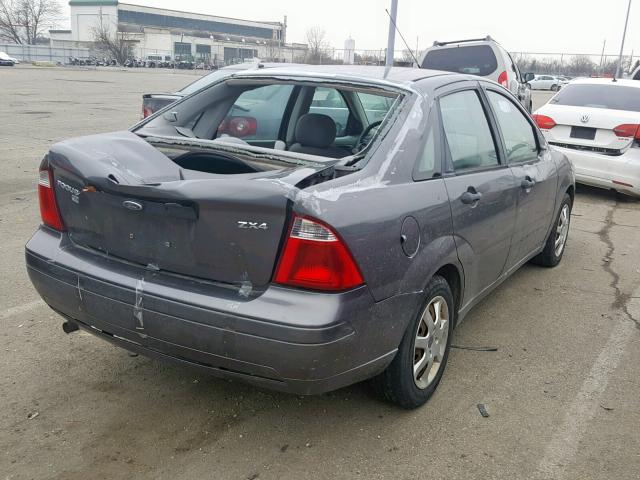 1FAFP34N25W312750 - 2005 FORD FOCUS ZX4 GRAY photo 4