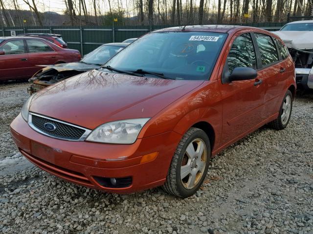 3FAFP37N25R104768 - 2005 FORD FOCUS ZX5 ORANGE photo 2