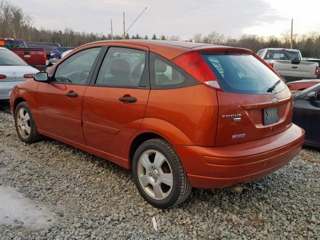 3FAFP37N25R104768 - 2005 FORD FOCUS ZX5 ORANGE photo 3