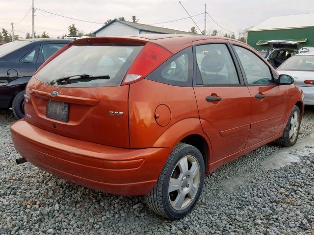 3FAFP37N25R104768 - 2005 FORD FOCUS ZX5 ORANGE photo 4