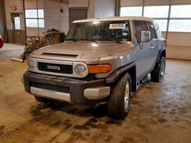 JTEZU4BF8AK009731 - 2010 TOYOTA FJ CRUISER SILVER photo 2