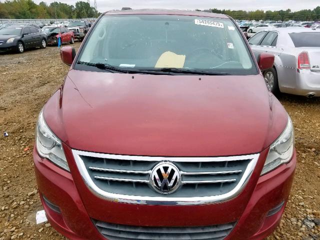 2C4RVABG1CR294088 - 2012 VOLKSWAGEN ROUTAN SE RED photo 9