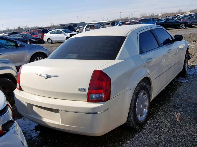 2C3JA53G95H106509 - 2005 CHRYSLER 300 TOURIN WHITE photo 4