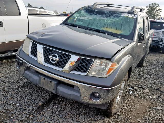 1N6AD07WX5C426624 - 2005 NISSAN FRONTIER C GRAY photo 2