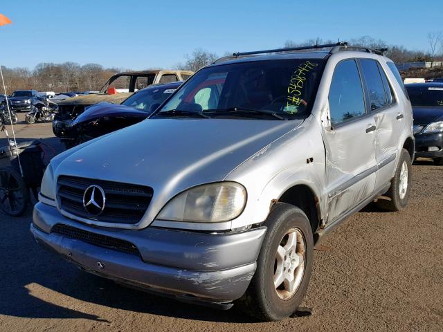 4JGAB54E9WA041517 - 1998 MERCEDES-BENZ ML 320 SILVER photo 2