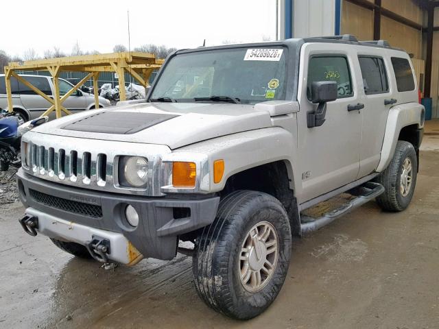 5GTEN13E298102539 - 2009 HUMMER H3 SILVER photo 2