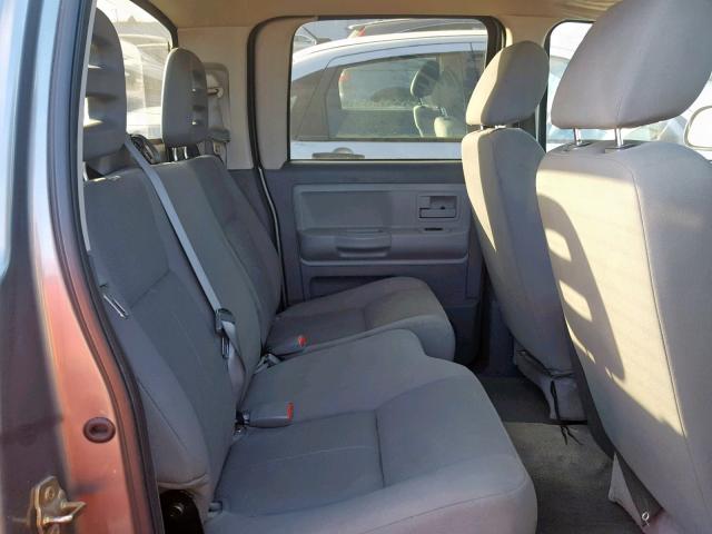 1D7HW48N66S601909 - 2006 DODGE DAKOTA QUA GRAY photo 6