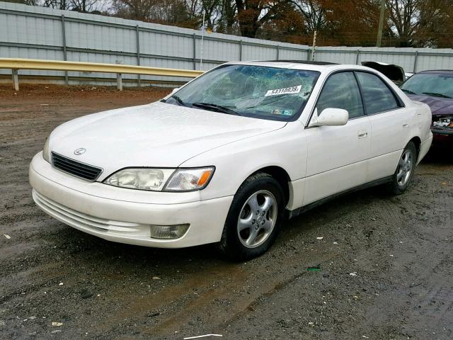 JT8BF28G7W5014637 - 1998 LEXUS ES 300 WHITE photo 2