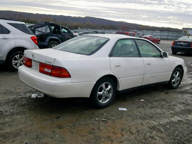 JT8BF28G7W5014637 - 1998 LEXUS ES 300 WHITE photo 4