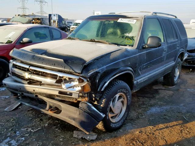 1GNDT13W8S2173603 - 1995 CHEVROLET BLAZER BLACK photo 2