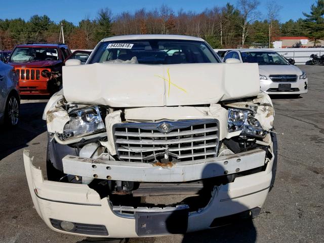 2C3LK53G16H375045 - 2006 CHRYSLER 300 TOURIN WHITE photo 9